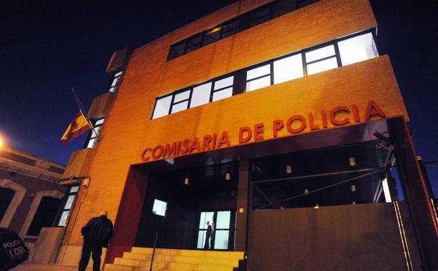Una pareja acaba en comisaría tras pelearse porque ella descubrió que su novio hablaba con otras chicas