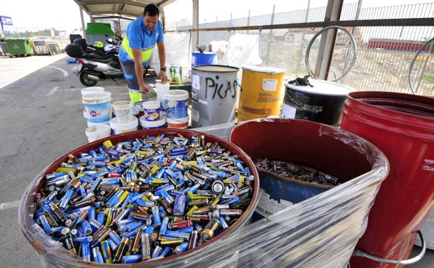 Piden guardar en casa los residuos contaminantes hasta la reapertura de los ecopuntos de Murcia