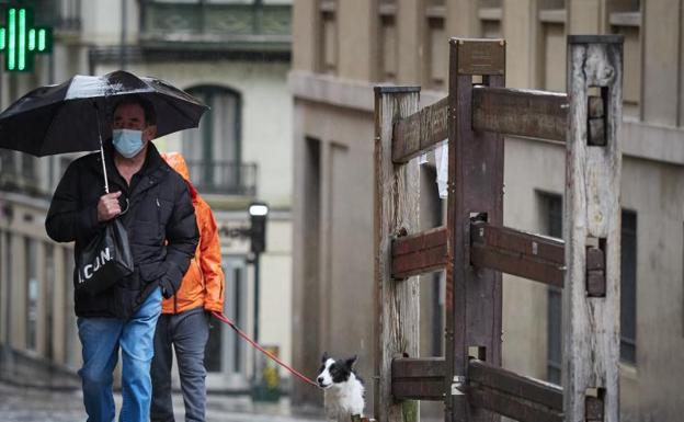 España registra una leve subida simultánea de fallecidos y contagios