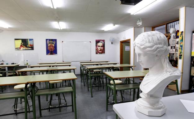 Los alumnos murcianos repetirán con tres suspensos pese a que el Ministerio les permite pasar