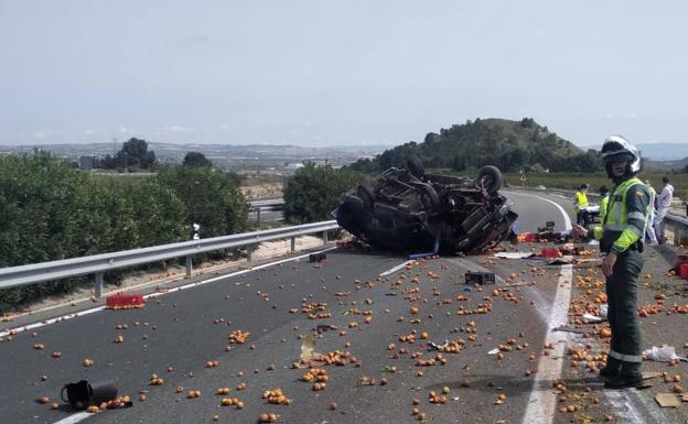 Dos heridos graves tras volcar con su furgoneta cargada de fruta en la A-30 a la altura de Ulea