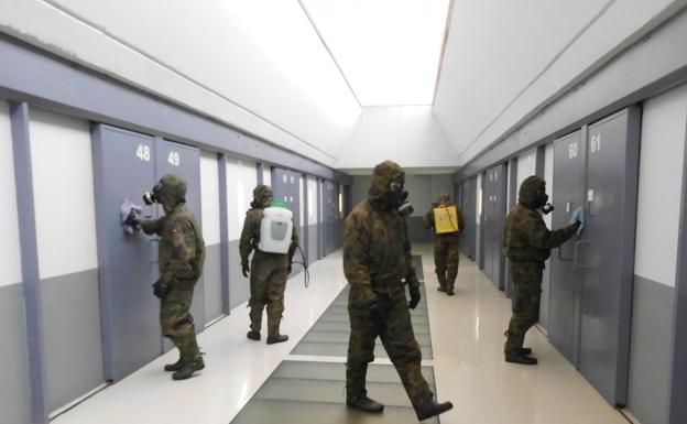 Cinco unidades de la Legión desinfectan a fondo la prisión de Campos del Río