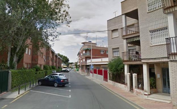 Rescatan a una vecina de Lo Pagán que se quedó atrapada al incendiarse su casa