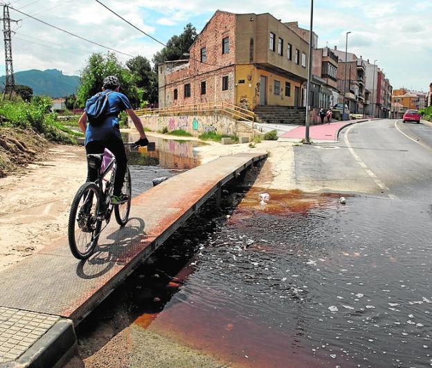Los vecinos de Beniaján denuncian «aguas negras» en la rambla de El Garruchal
