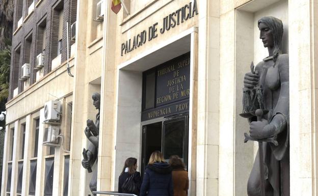 Detenido en la pedanía murcia de la Era Alta por tratar de agredir a dos vecinos con un cuchillo