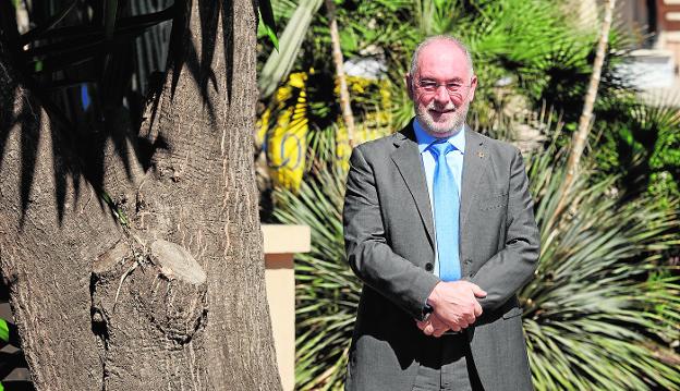 Francisco Miralles: «Nos hacen falta 500 médicos en la Región y hay que contratarlos ya»