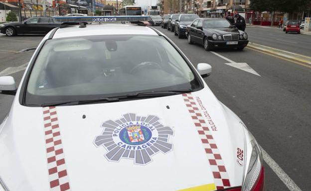 Un vecino de Pozo Estrecho entrega una cartera con 845 euros perdida en la calle