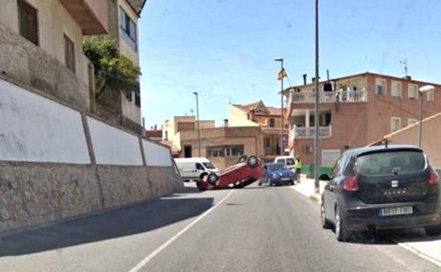 Herido un hombre al volcar su vehículo en Pliego