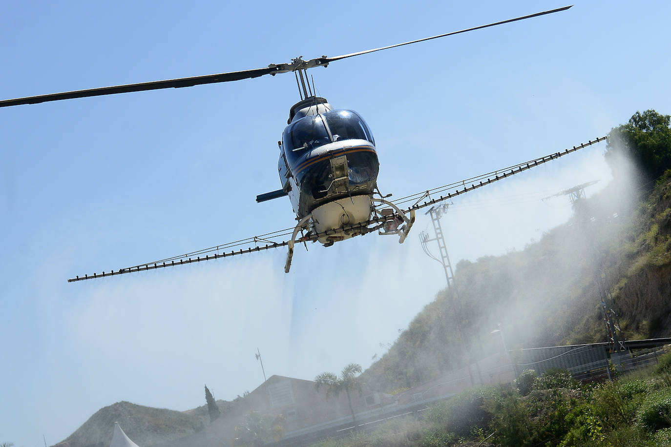 Un helicóptero se une a la guerra contra el mosquito tigre en Murcia
