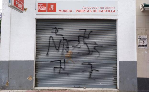 Atacan con pintadas nazis la sede del PSOE en el barrio murciano de San Basilio