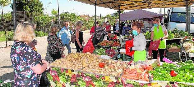 Desconcierto entre los vendedores en la vuelta de los mercados de Murcia