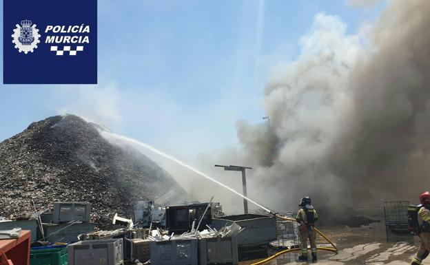 Los bomberos trabajan para extinguir un incendio en una planta de residuos de Murcia