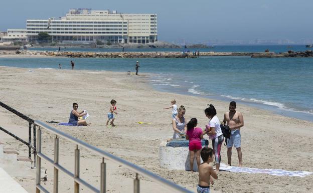 Illa advierte de que si las playas no cumplen las medidas, «no pueden usarse»