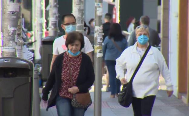 ¿Te pueden multar por no llevar la mascarilla puesta por la calle?