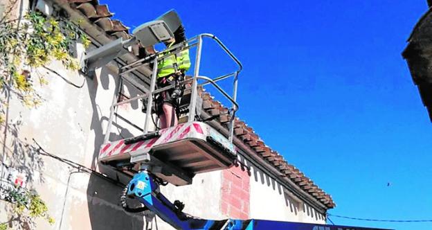 Instalan nuevas luces en el casco antiguo de Campos del Río