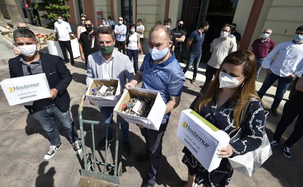 Los hosteleros entregan las llaves de sus negocios a Ballesta como protesta por su «pasividad»