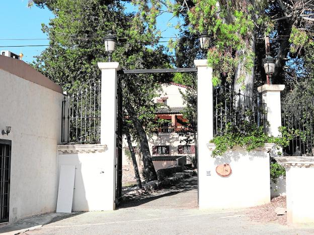 Detienen a la gerente de un hotel rural en Purias por estafar 80.000 euros