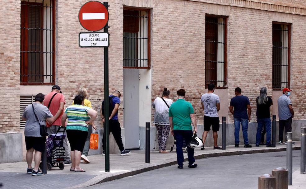 La crisis agrava las 'colas del hambre' y la petición de ayudas en la Región