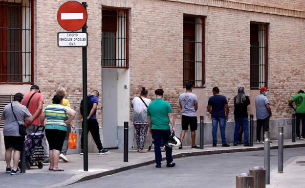 La crisis agrava las 'colas del hambre' y la petición de ayudas en la Región de Murcia