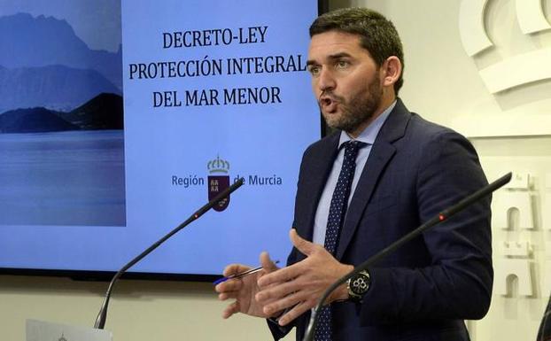Luengo dice que Narbona «infunde miedo» y que no ha leído el decreto sobre la laguna