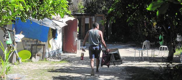 El reparto de comida llega a las familias de doce poblados chabolistas de Murcia