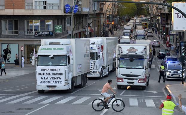 Los vendedores ambulantes toman el centro con su caravana de protesta