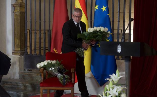 El presidente de la Asamblea llama a recuperar el «espíritu de la Transición» ante las adversidades