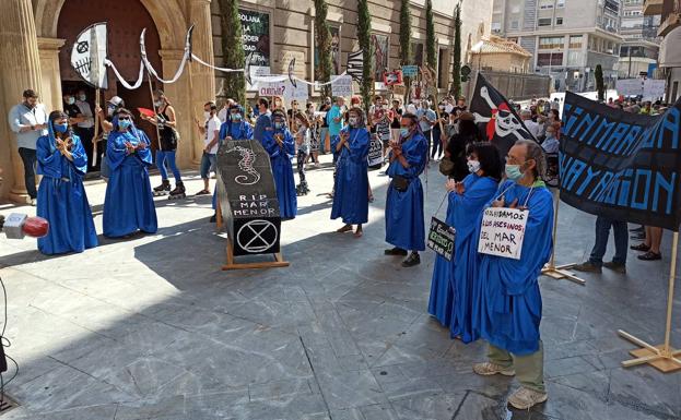 Unas 150 personas protestan por la «inacción» de administraciones en el Mar Menor