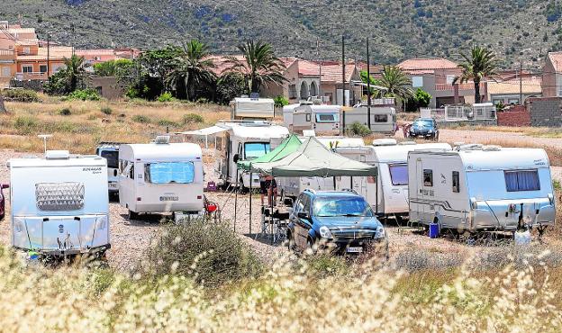 La acumulación irregular de decenas de caravanas en La Azohía alerta a los vecinos