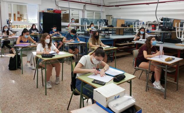 Unos 3.600 alumnos vuelven a los institutos de la Región para preparar la EBAU