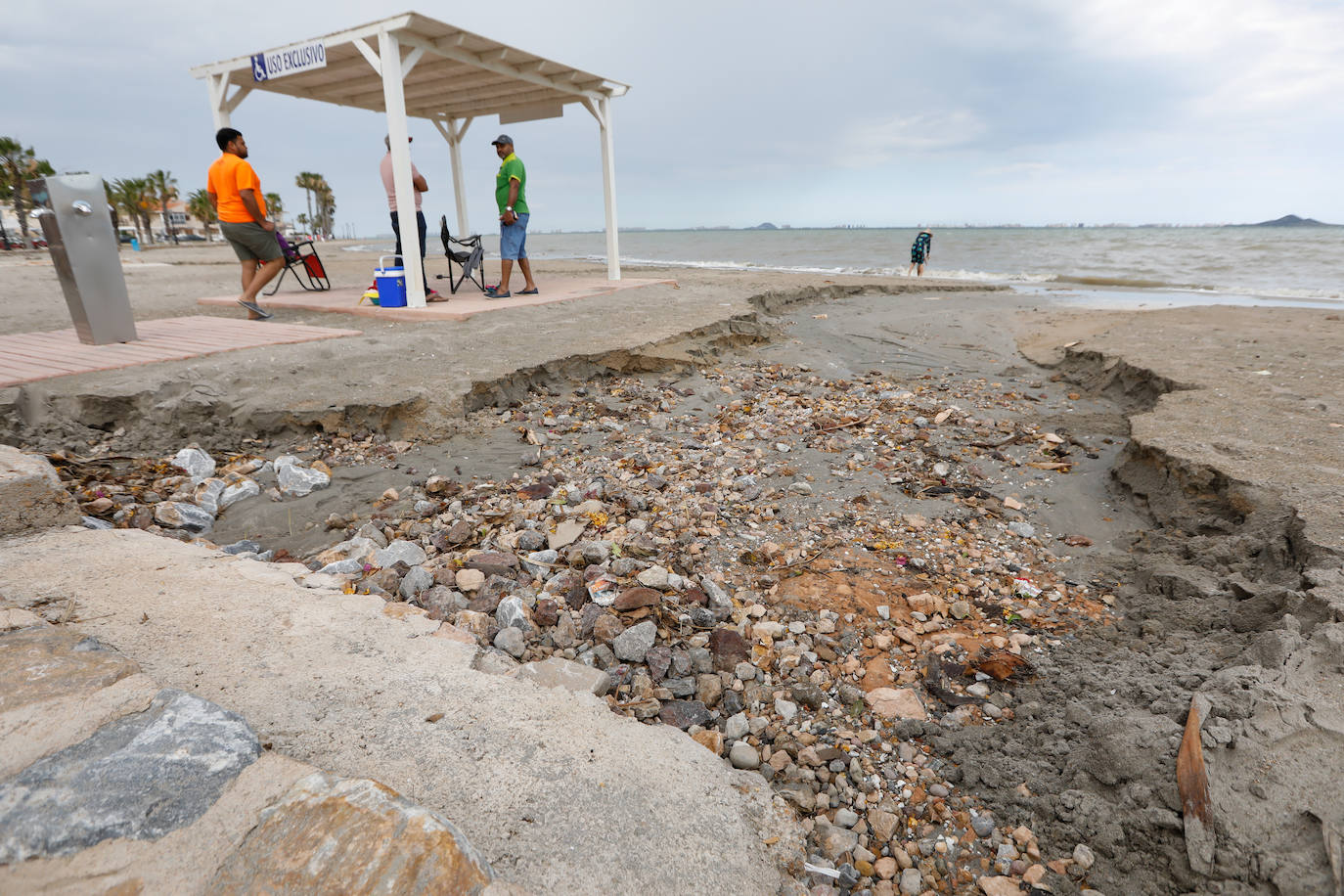 Arrastres por las últimas lluvias en la playa de Los Narejos