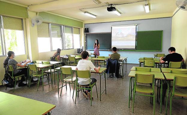 Los institutos de la Región de Murcia abren para que 3.600 estudiantes preparen la Ebau