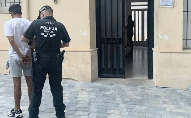 Arrestado en Beniaján por agredir a su pareja y rasgarle la ropa en plena calle