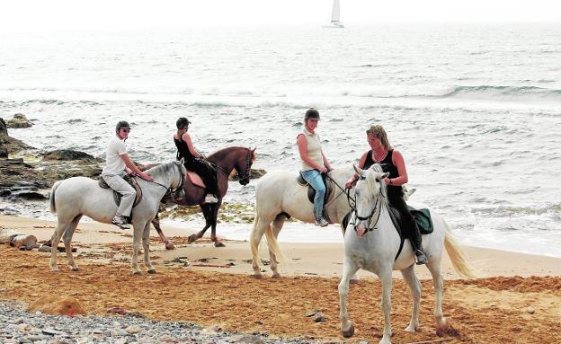 Medio Ambiente restringe los paseos a caballo y la pesca con caña en Calblanque