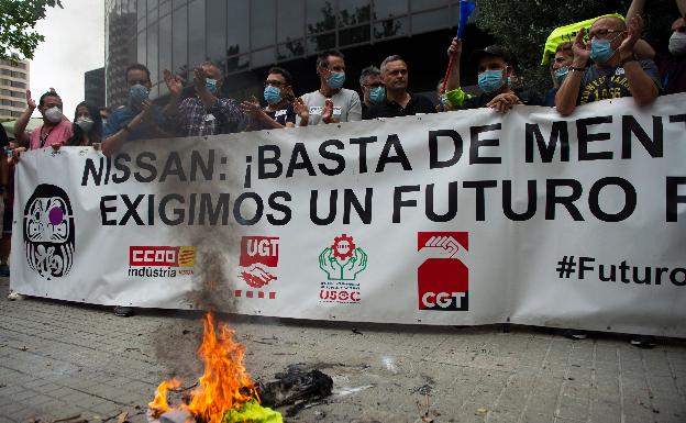 Nissan salva a un centenar de empleados en Barcelona y comunica que el día 30 iniciará el proceso para despedir al resto