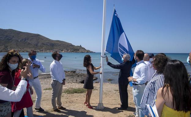 Las primeras banderas azules ya ondean en las playas de la Región