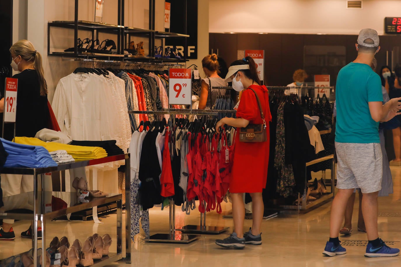 Primeras rebajas en Murcia con mascarilla y distancia social