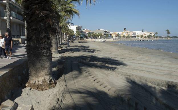 Tres playas de Los Alcázares siguen con bandera roja por los materiales de arrastre