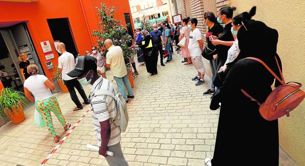 Listas de espera de 20 días y largas colas en Murcia en los trámites para solicitar ayudas