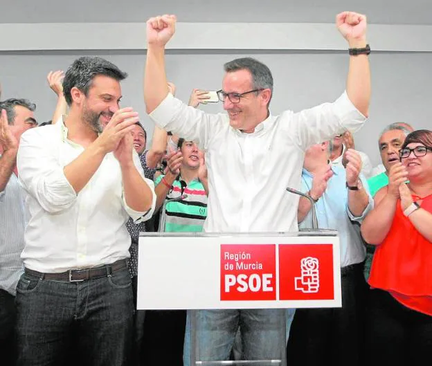 Joaquín López calienta en la banda del PSOE