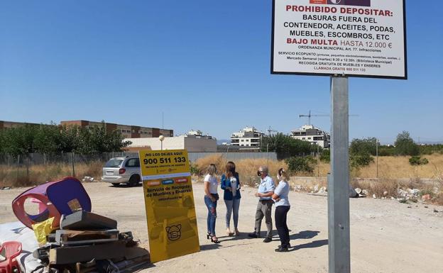 La campaña contra los depósitos de enseres en las calles llega a las pedanías de Murcia con multas de hasta 6.000 euros