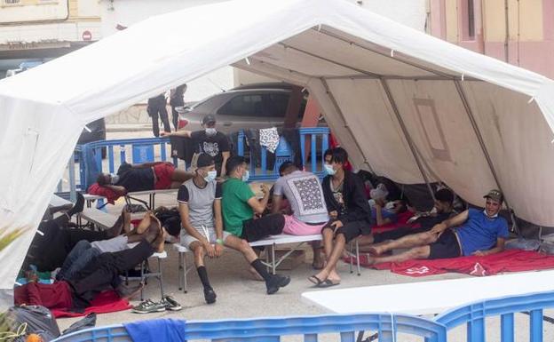 Refuerzan el despliegue policial y social para recibir las pateras con inmigrantes