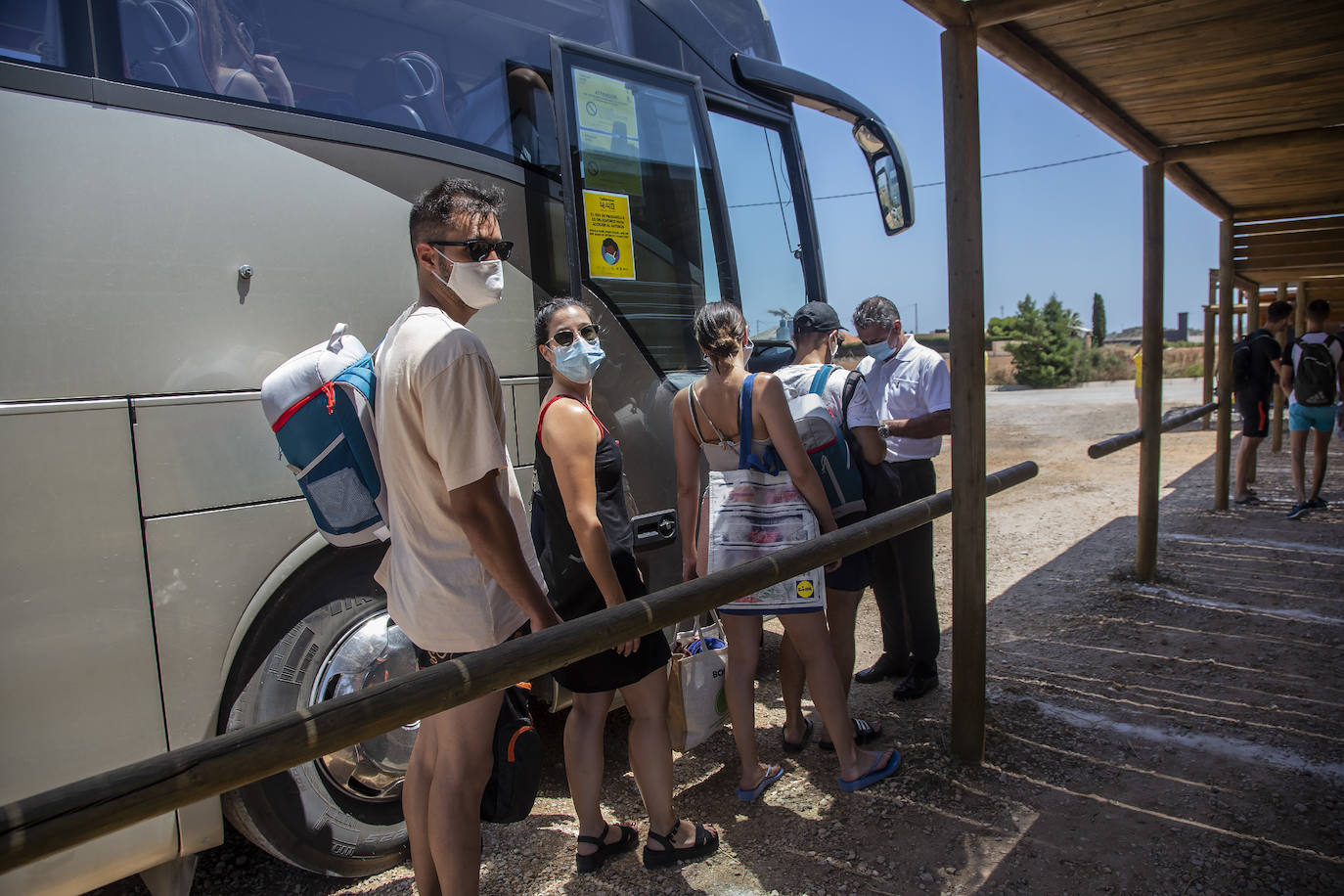 Entra en funcionamiento el autobús de acceso a las playas de Calblanque