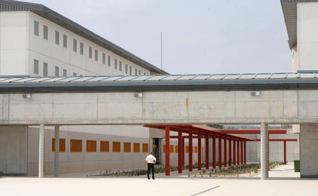 Un preso se enfrenta a siete años más de prisión por lesionar a dos funcionarios de la cárcel de Campos del Río