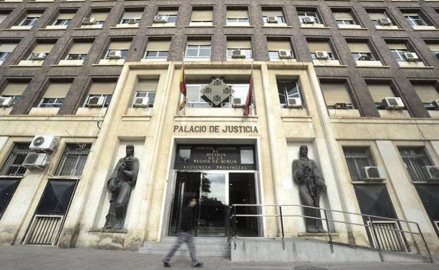 Despedido por no incorporarse a su puesto tras un año de baja mientras se ofrecía a trabajar como disjockey