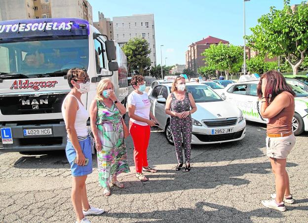 La falta de examinadores bloquea a 3.000 alumnos de las autoescuelas de Cartagena