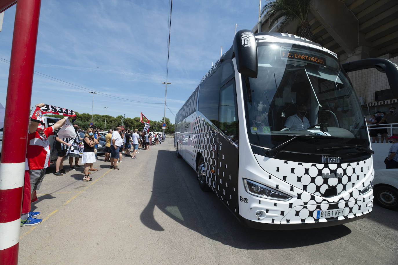 La afición del FC Cartagena despide a su equipo en el viaje para el 'playoff'
