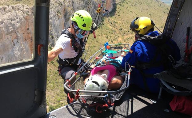 Rescate aéreo de los bomberos a una escaladora herida en Jumilla