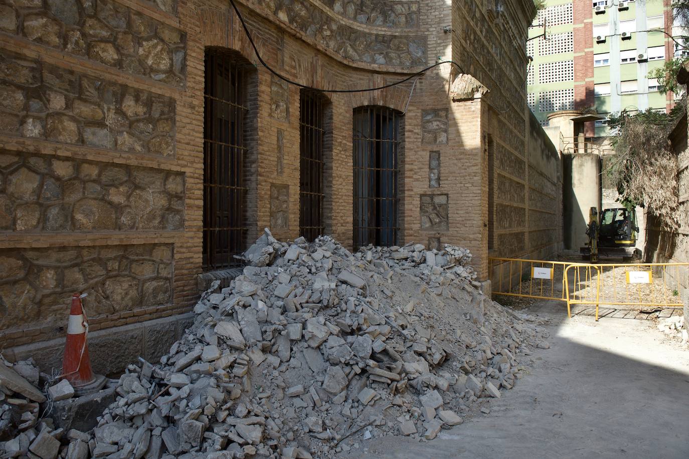 Derriban los primeros muros de la Cárcel Vieja de Murcia