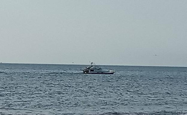 Rescatan a los 14 ocupantes de una embarcación encallada en San Pedro